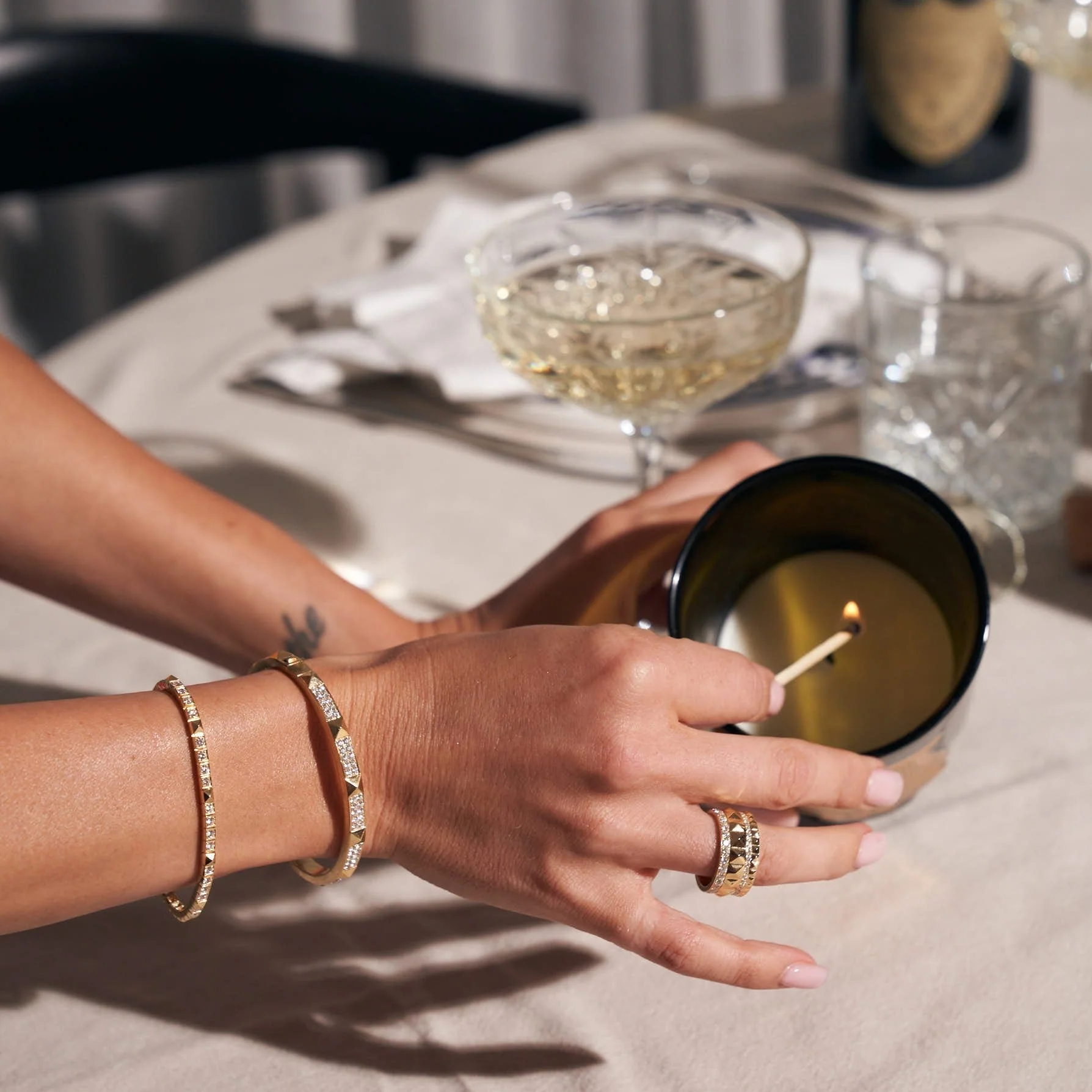 R.08® Une Bangle | 18K Yellow Gold - Image 3