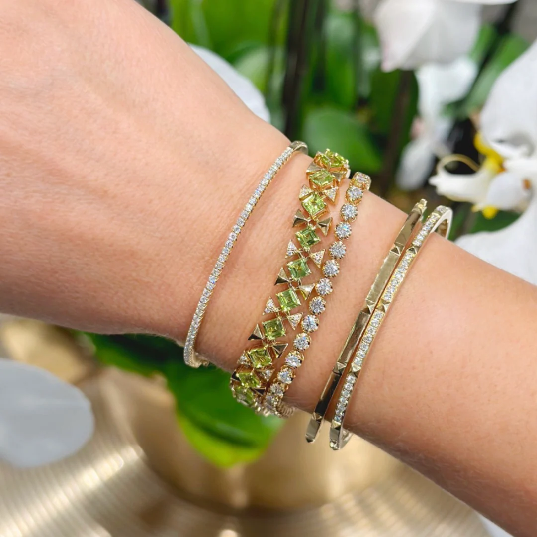 R.08® Une Bangle | 18K Yellow Gold - Image 4